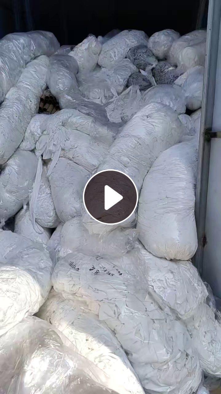 长期出售裁床边角料，有涤纶废布，涤锦废布，白色，统货除，月供十几吨，货在广东肇庆