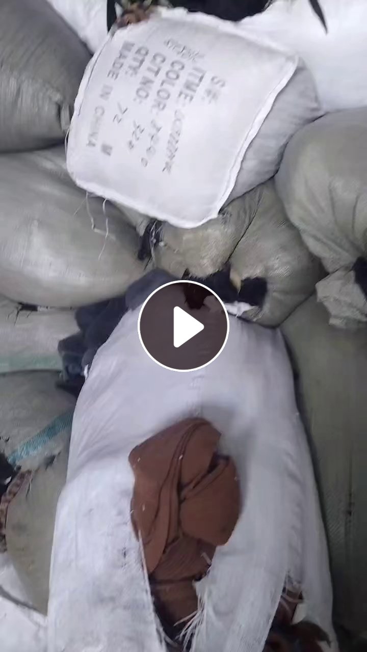 长期出售黑色涤纶废布，涤纶边角料，现货十几吨，在山东青岛