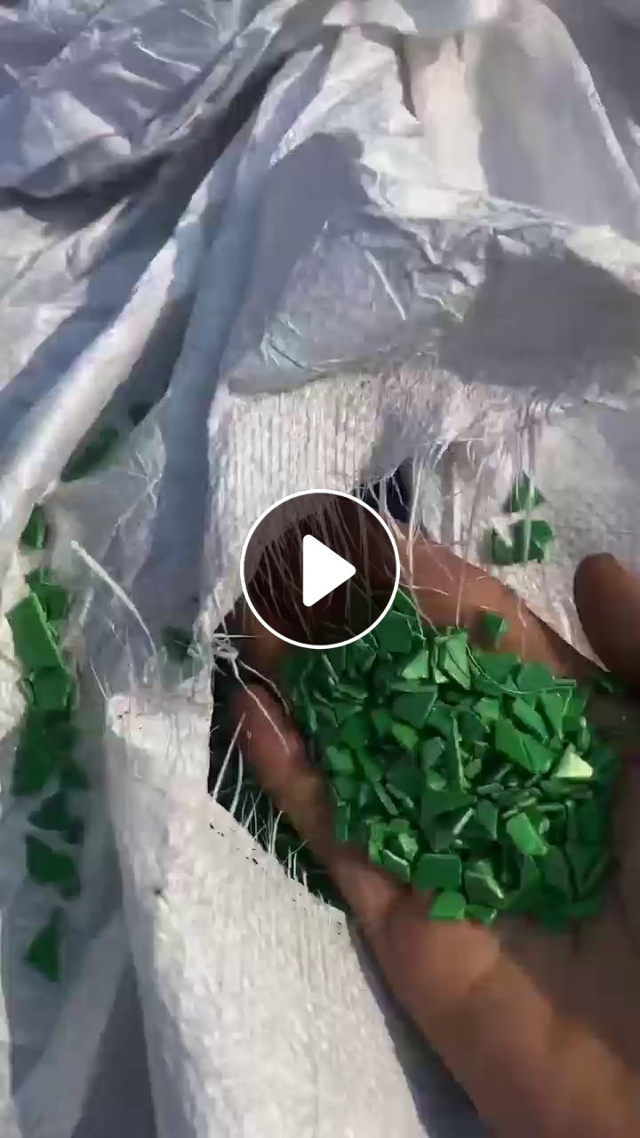 长期出售PE钢卷包装皮破碎料，现货70-80吨，有蓝色，绿色和杂色三种
