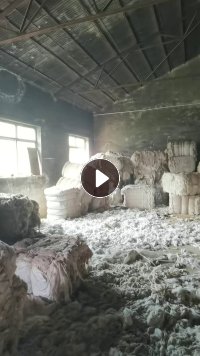 纺纱厂倒闭了，不干了，清仓处理20多吨涤黏无纺布开花棉，黏胶10涤纶90，可以气流纺21支