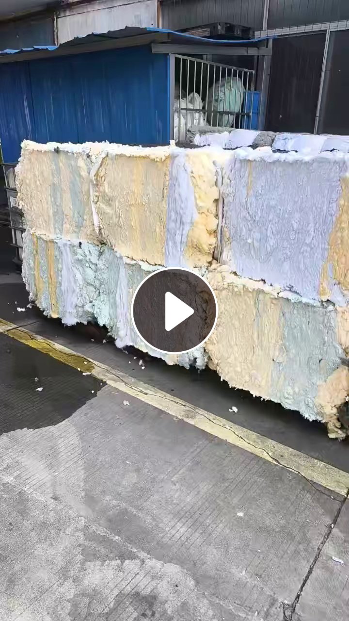 长期出售毛毯厂下来的涤纶毛毛料，磨毛料，什么颜色都有，统货走，月供100吨，货在江苏常州