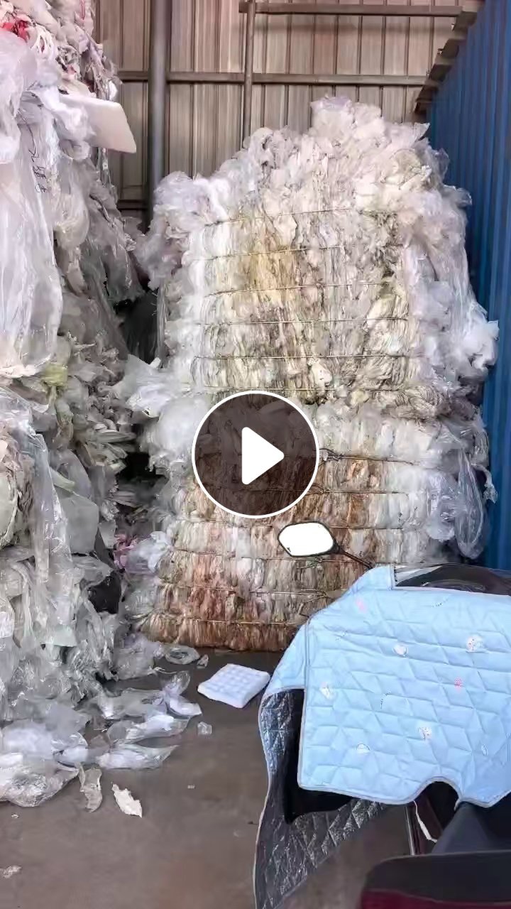 长期出售水洗和干造pe膜废料，高低压混打，比例各50%