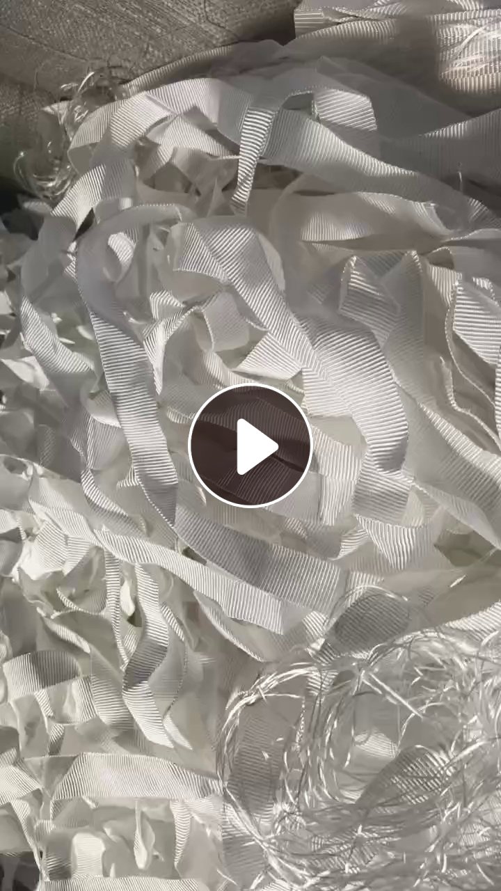 长期出售织带厂下来的涤纶废丝，涤纶工业丝，黑色白色都有，分开卖，月供二三十吨，货在浙江金华