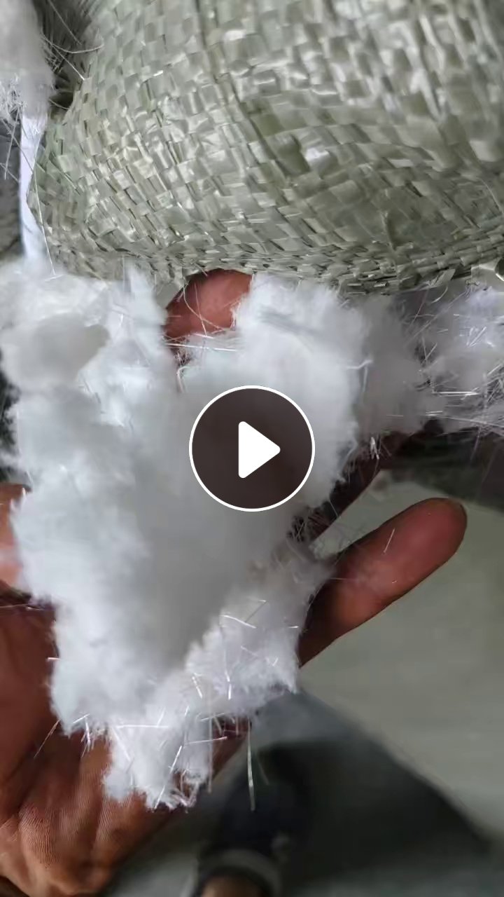长期出售纺织剪花布料下来的废毛，白色涤纶毛毛料，月供10-15吨左右，货在安徽宣城