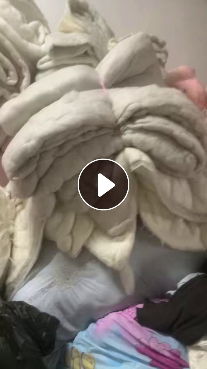 长期出售旧衣服分拣货，旧衣服，旧裤子，床上用品，丝绵被等，月供20吨左右，货在广东汕头