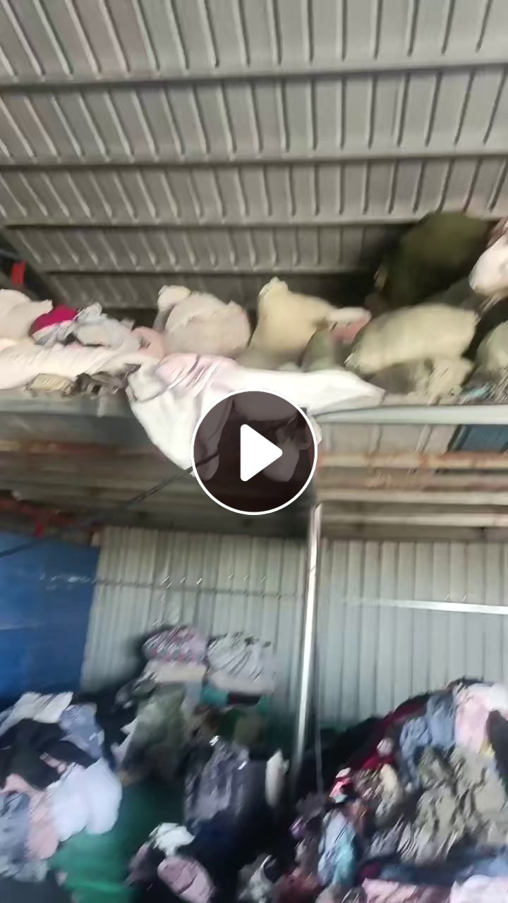 长期出售丝棉被，旧衣服分拣厂出来的，里面也有少量古棉，一起出，现货够6米8一车，货在湖北十堰