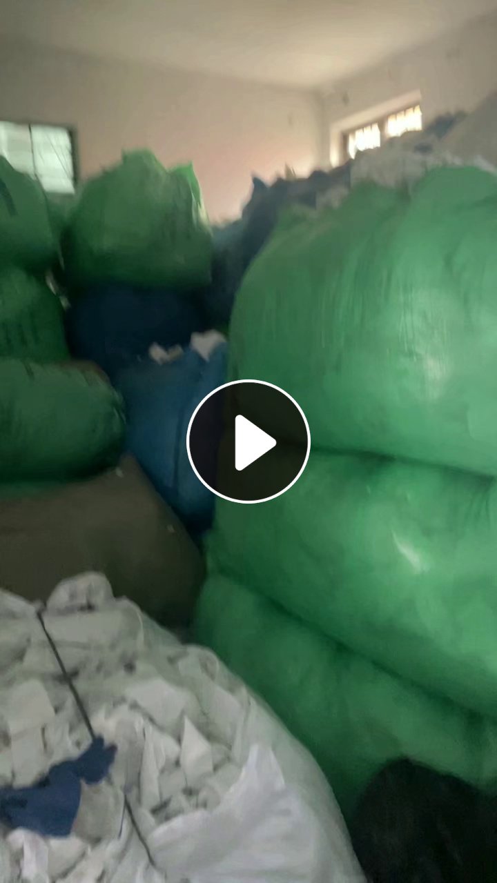 长期出售家纺厂下来的绗棉下脚料，绗棉，两层布夹着一层棉，月供10吨，货在浙江杭州