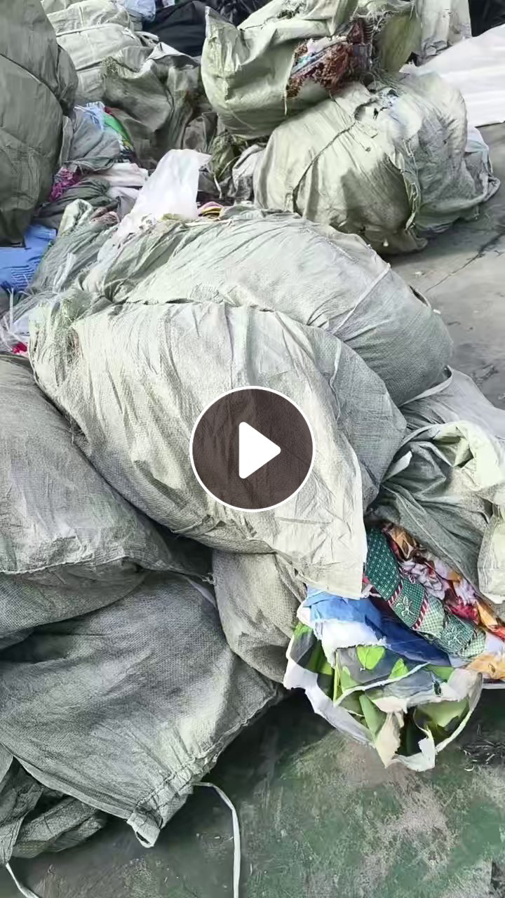 长期出售家纺厂下来的印花大布块，家纺布，涤纶废布，我1米-4米的都有，现货有十几吨，货在江苏苏州