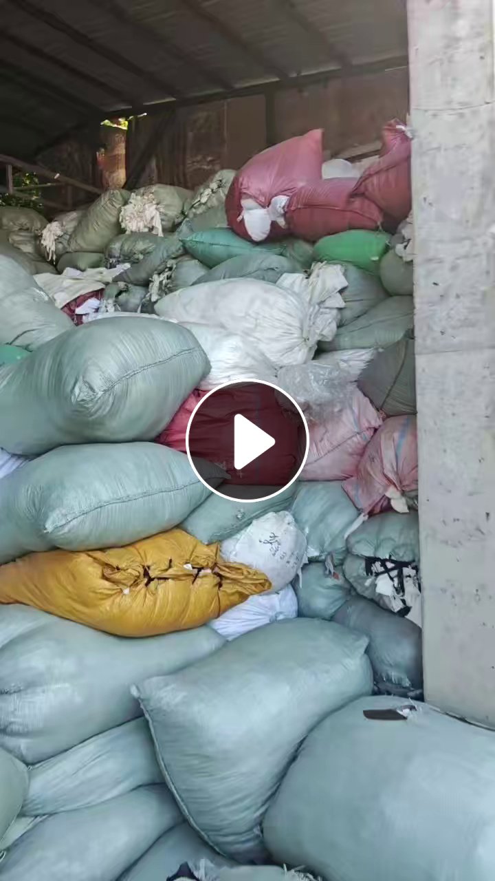 长期出售白色开花料，白色涤棉废布，现货有15吨左右，货在湖北武汉