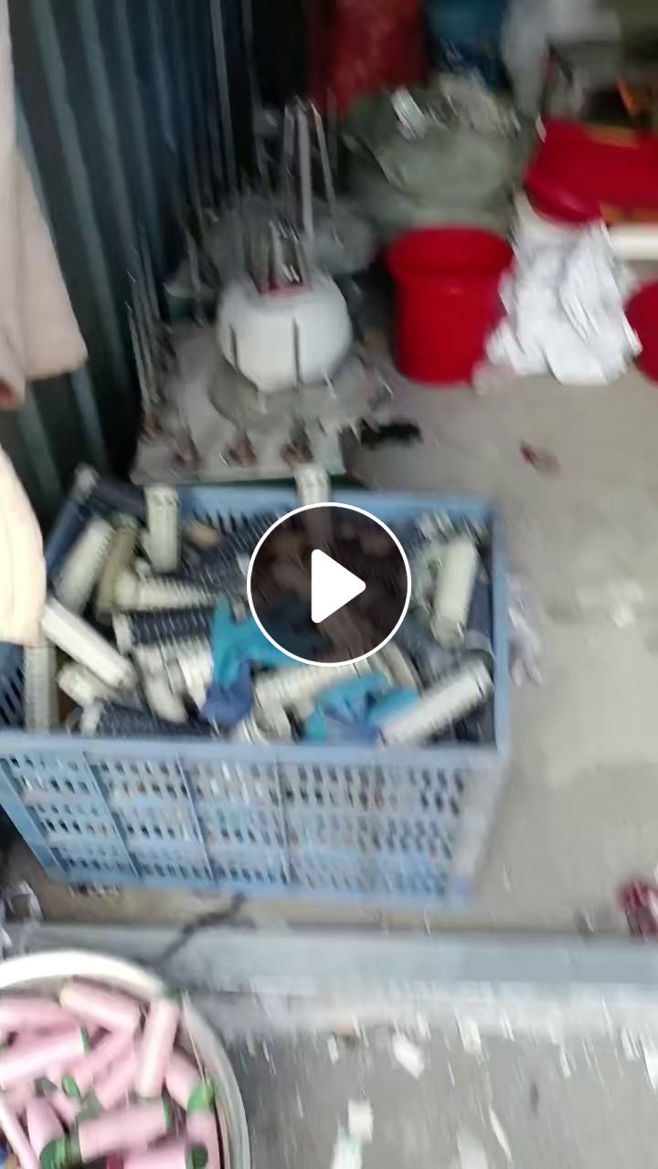 长期出售涤纶低弹丝，从尾丝上割下来的，涤纶废丝，就分白色跟杂色，货在浙江温州