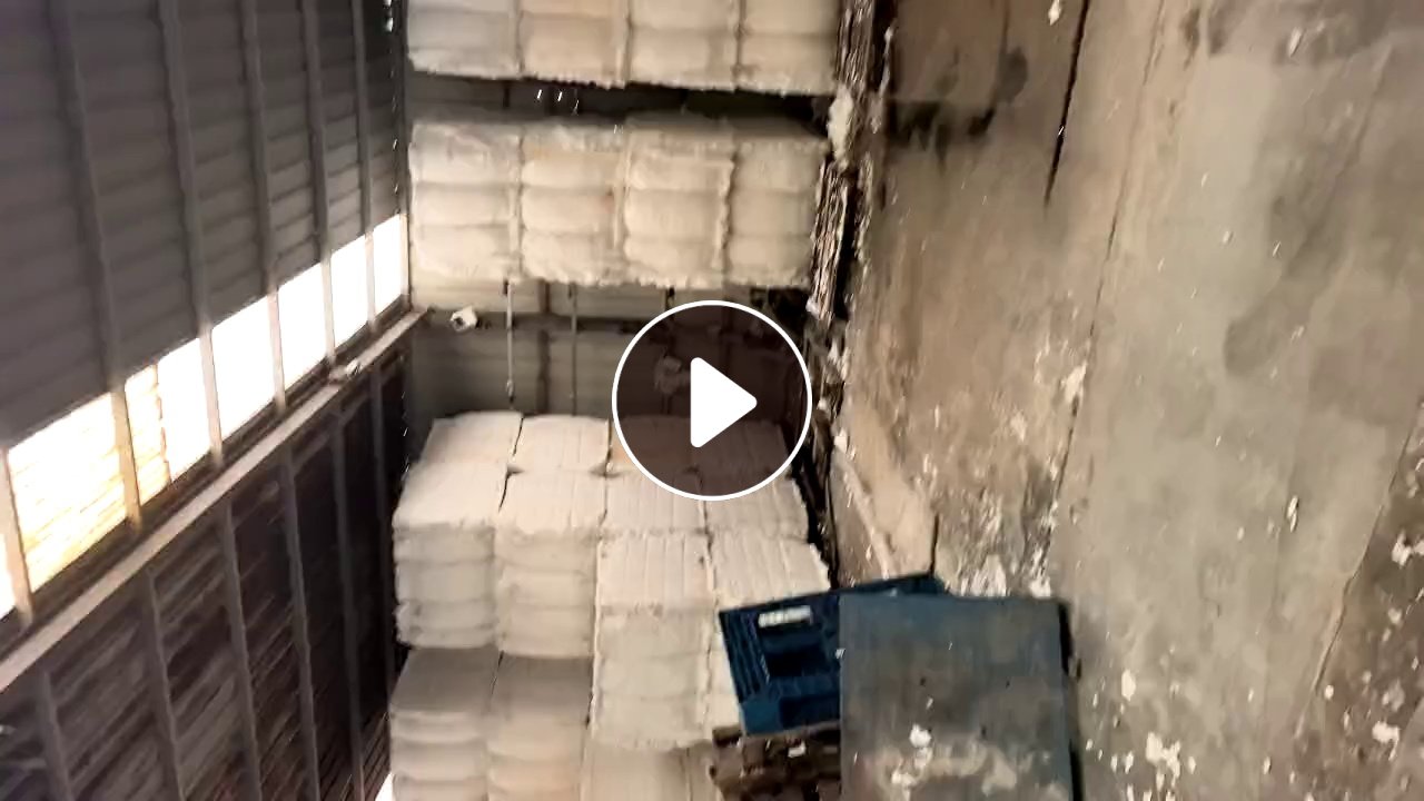 长期出售染厂下来的涤纶磨毛料，涤纶毛毛料，含水20-30左右，现货13米一车，货在江苏宿迁