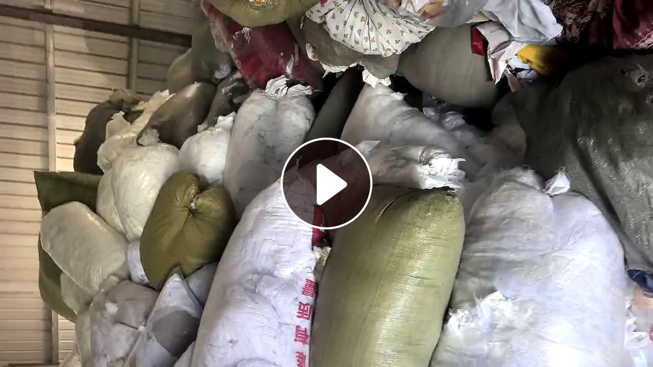 长期出售涤纶废布，涤纶边角料，颜色都有分拣，大部分都是梭织的，白色现货6.8一车，在山东菏泽
