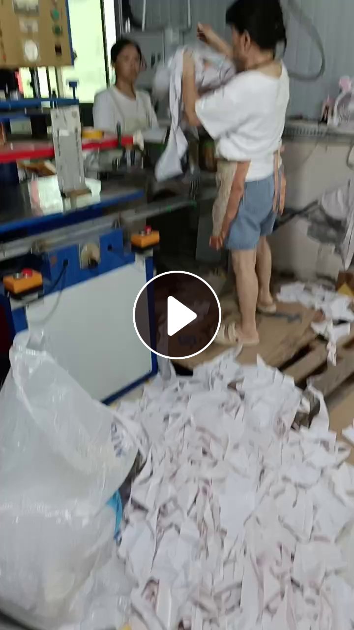 长期出售纯PVC下角料废料，都是玩具厂的PVC冲气膜边角料，每月一车