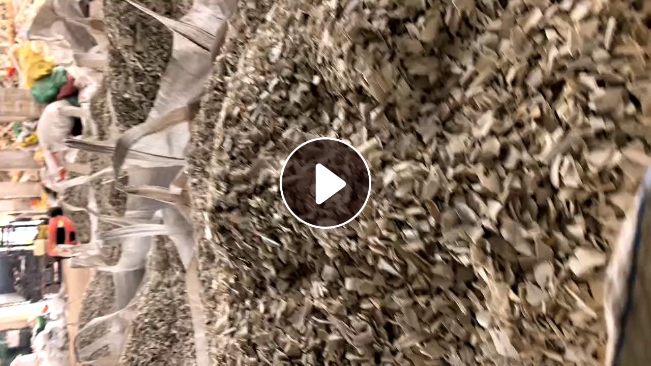 长期出售硬质PVC破碎料，是水管，线槽打一起的，有些塑钢在里面，都是白料，月供五六十吨