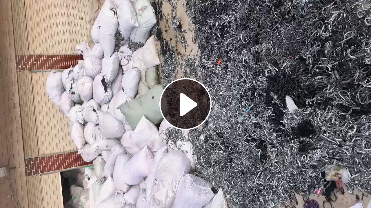 长期出售做袜子下来的袜子下脚料，袜子边角料，袜圈，袜纱都有，月供200吨，货在河南商丘
