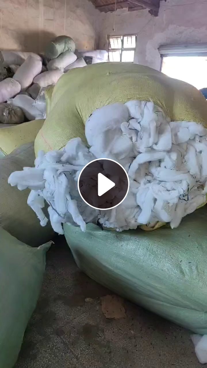 长期出售服装厂下来的线头棉下脚料，线头棉边角料，现货9.6米一车装不完，货在江西抚州