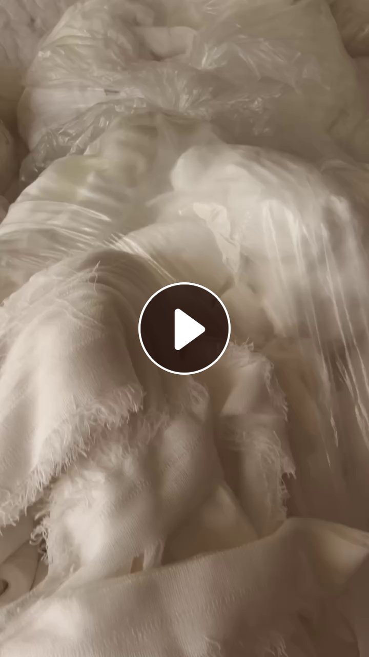 长期出售纯棉纱布边角料，涤棉纱布，开花料，漂白废布，统货出，现货有40吨左右，货在河南新乡