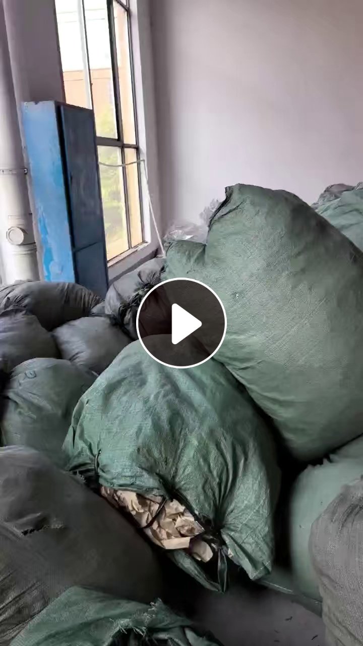 出售涤棉牛仔废布，牛仔碎布，含棉70%，现货有10吨左右，货在湖南常宁