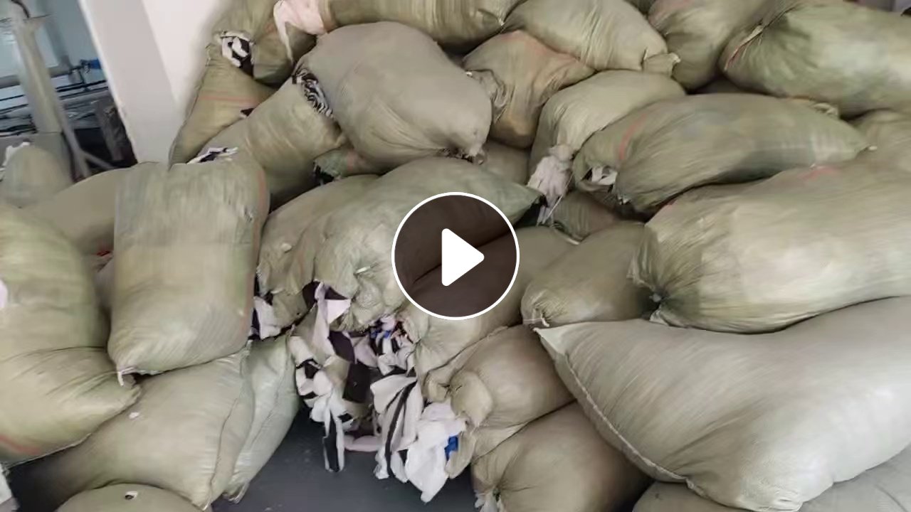 长期出售绗缝棉，丝绵下脚料，白色，黑色，灰色，还有粉色，棉服羽绒服厂下来的，货在江苏连云港