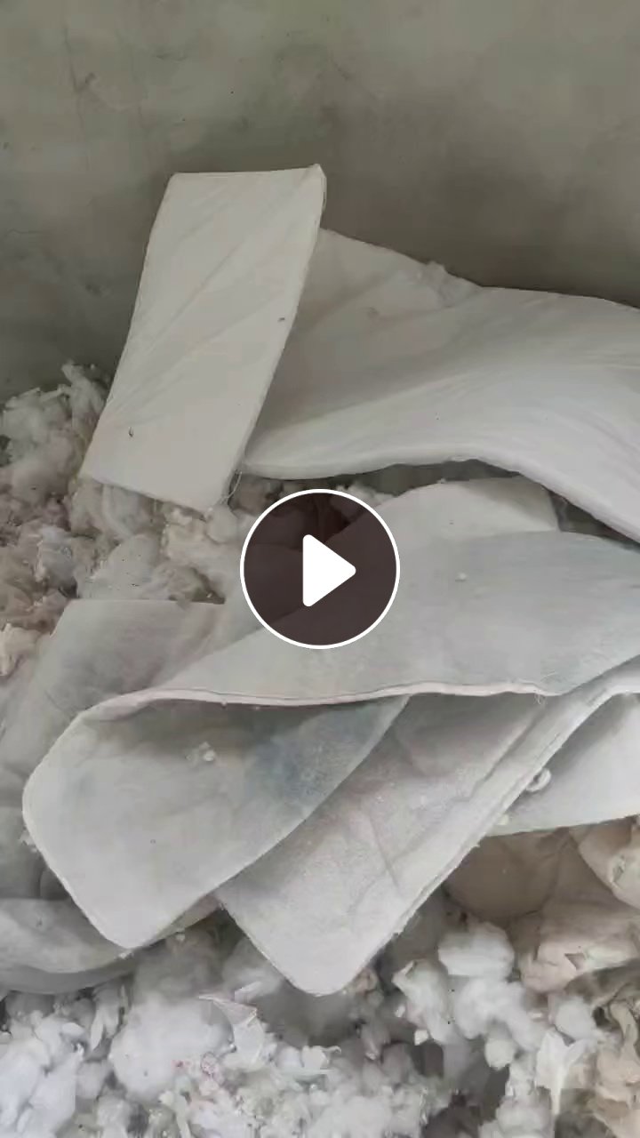 长期出售丝棉被，也有娃娃棉，分开卖，旧衣服分拣厂出来的，月供120吨，货在四川成都
