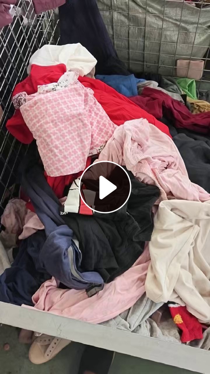 长期出售旧衣服擦机布原料，擦机布，涤棉，纯棉都有，现货20吨，在天津