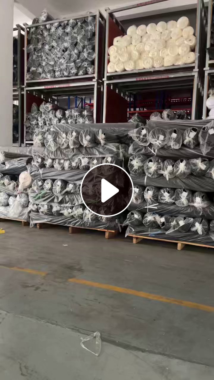 出售一批黑色特价70d尼龙四面弹库存布，尼龙库存布，门幅150cm克重120克，现货十几万米