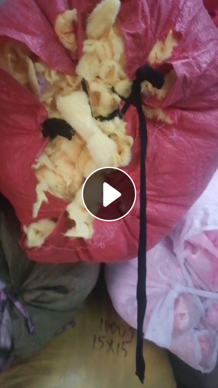 长期出售玩具边角料，涤纶废布，涤纶造粒布，一袋一种颜色，月供二三十吨，货在河北沧山