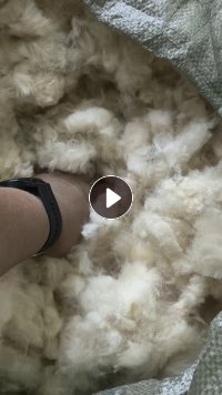 长期出售羊毛边角料，做雪地靴下来的，米色黑色最多，可以开毛用，现货8吨左右，货在河南周口