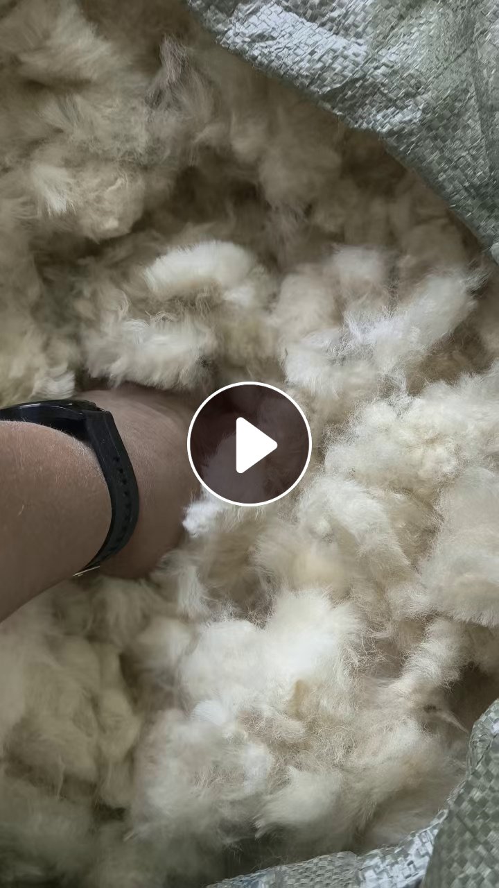 长期出售羊毛边角料，做雪地靴下来的，米色黑色最多，可以开毛用，现货8吨左右，货在河南周口
