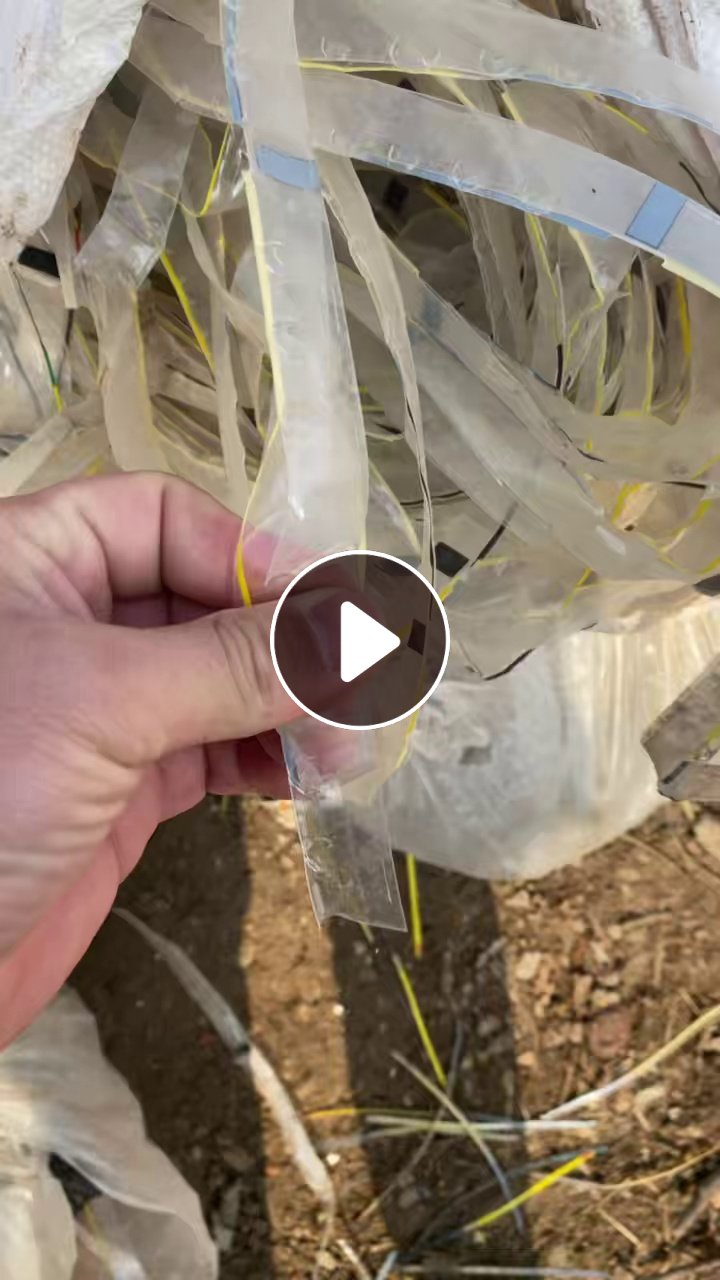 出售PET边角料，上面复合一层PVC膜，可分离，月供30吨，广东东莞、湖北武汉、四川成都提货