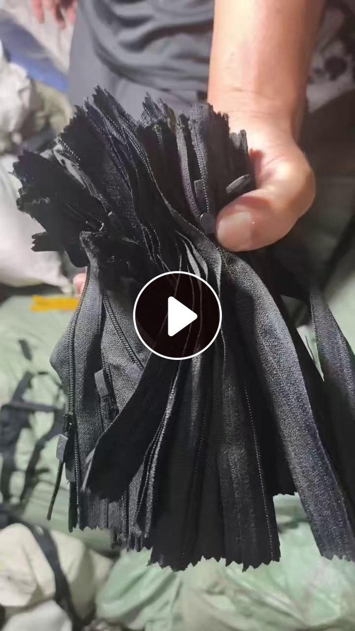 出售库存拉链一万多条，面料2300米左右，包装袋3万个左右，缝纫线30箱左右，货在河南三门峡
