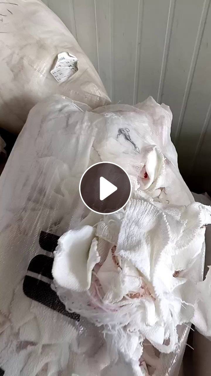 长期出售化纤边角料，是做帽子毛衣下来的，白色有10多吨，杂色有15吨，货在河南洛阳