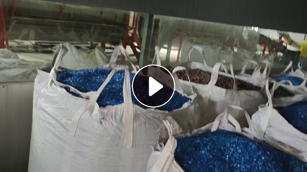 出售洗干净的吨桶、铁桶、胶桶破碎料，大蓝桶破碎料、小蓝桶破碎料，分开破碎的