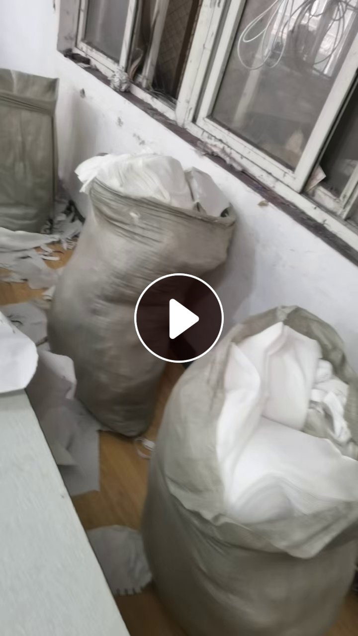 长期出售裁剪厂下来的废布，裁剪T恤卫衣圆领衫其他针织90%，羽绒服棉衣夹克梭织10%，月供20吨左右