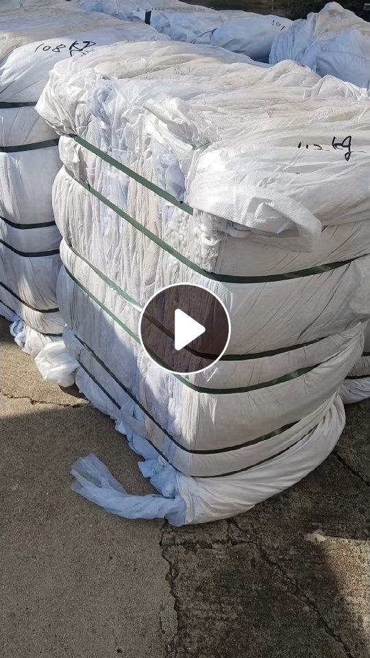 长期出售涤纶热轧无纺布边脚料，涤纶无纺布，白色跟黑色分开打包，一个月有20吨左右，货在江苏苏州