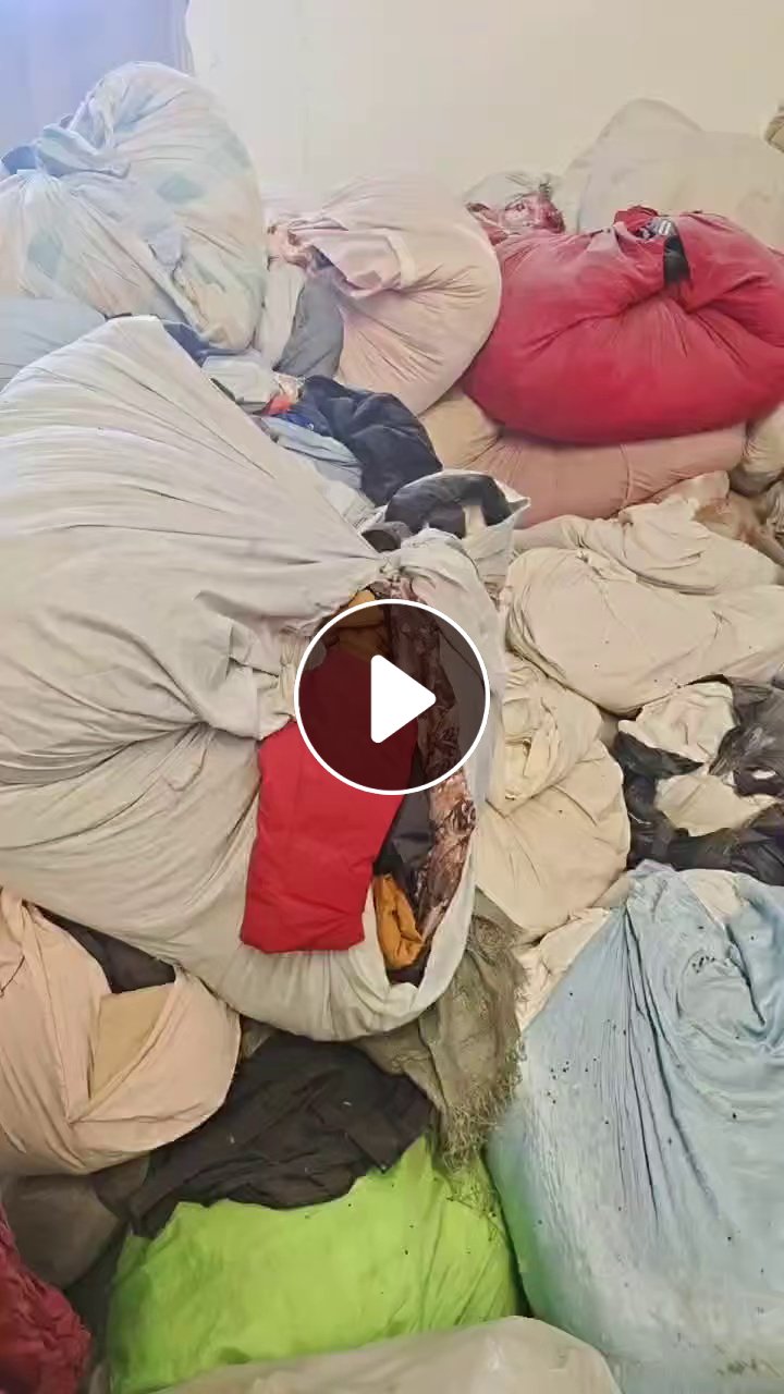 长期出售羽绒服和飞丝，旧衣服分拣出来的，现货4米2一车，货在河北保定